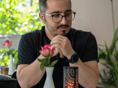 ازدانمارک تا میناب /تنها خواننده ایرانی دانمارک برای وطن خواند! « پیام ترانه ی وطن ؛ درودی ست به روان همه کسانی که برای ایستادگی و عزت و سربلندی ایران از جان گذشتند »